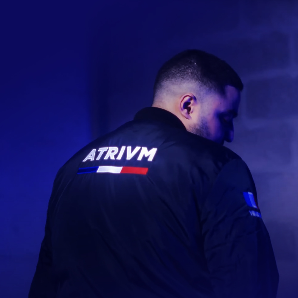 Identité de marque de Atrivm. Bomber brodé.
